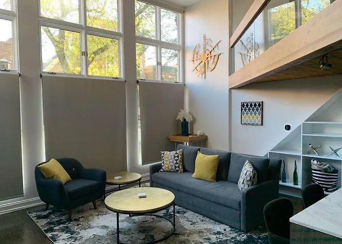 Lincoln Park Light-Filled Loft