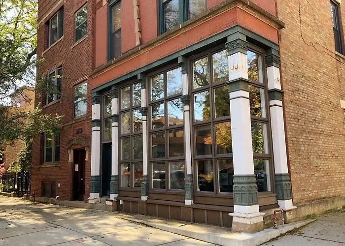 Lincoln Park Light-Filled Loft