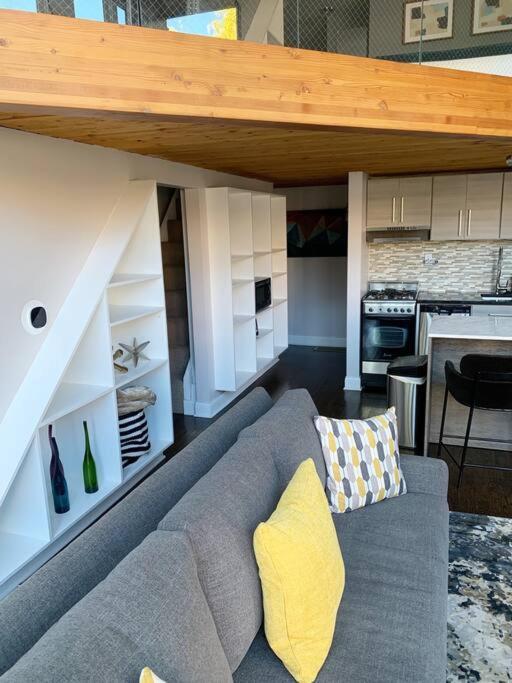 Lincoln Park Light-filled Loft *