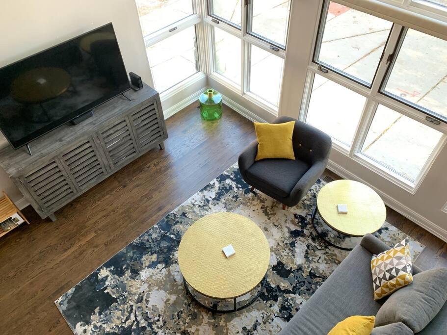 Lincoln Park Light-filled Loft Apartment